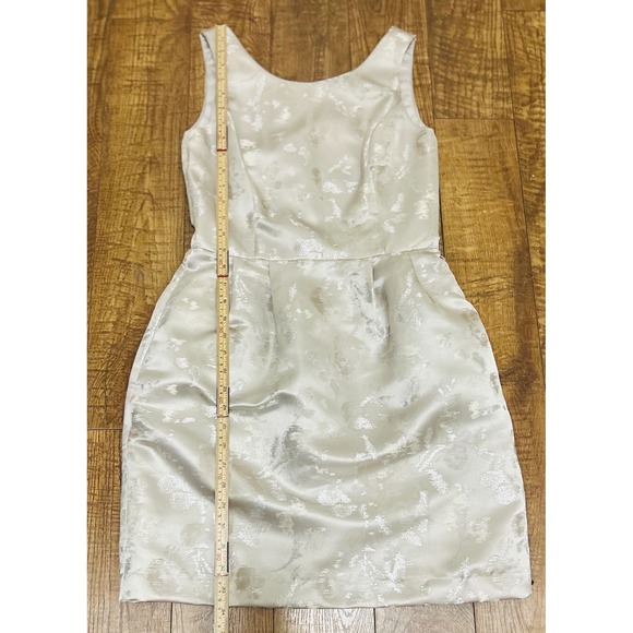 White‎ House Black Market Brocade Sleeveless Dress Silver Metallic Floral Size 4 - Picture 8 of 8